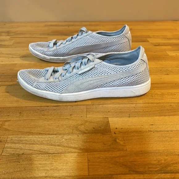 Puma women’s athletic sneakers. - Picture 3 of 5